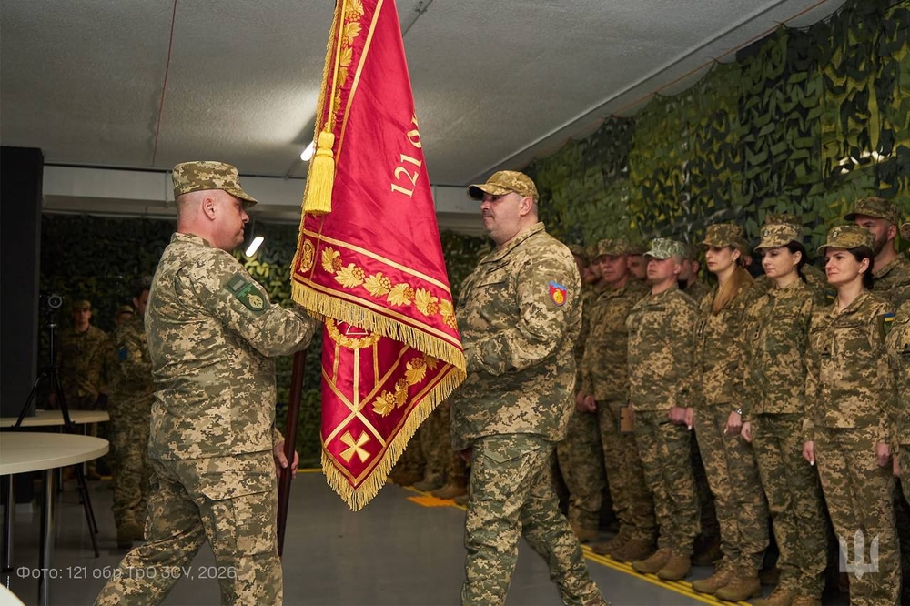 Сергій Задорожний передає прапор бригади наступнику - майору Олексію Волкову