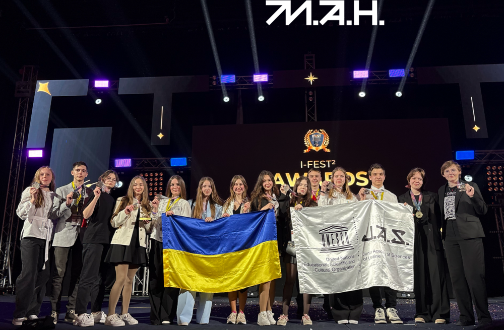 Учасники міжнародного фестивалю стоять з прапором