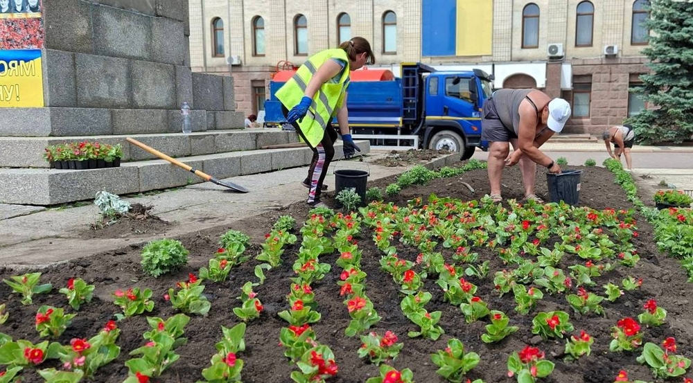 Комунальники висадили квітник з бегоній на площі Героїв Майдану в Кропивницькому.
