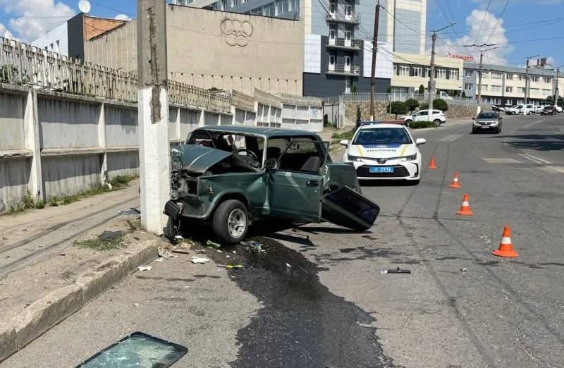 У Кропивницькому водій автомобіля ВАЗ виїхав за межі проїзної частини
