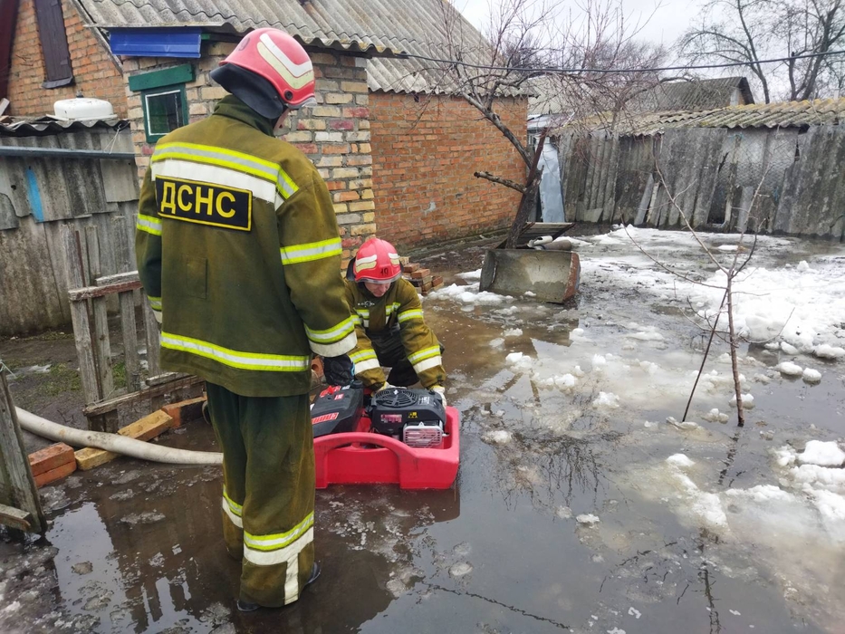 Рятувальники відкачують воду на Кіровоградщині