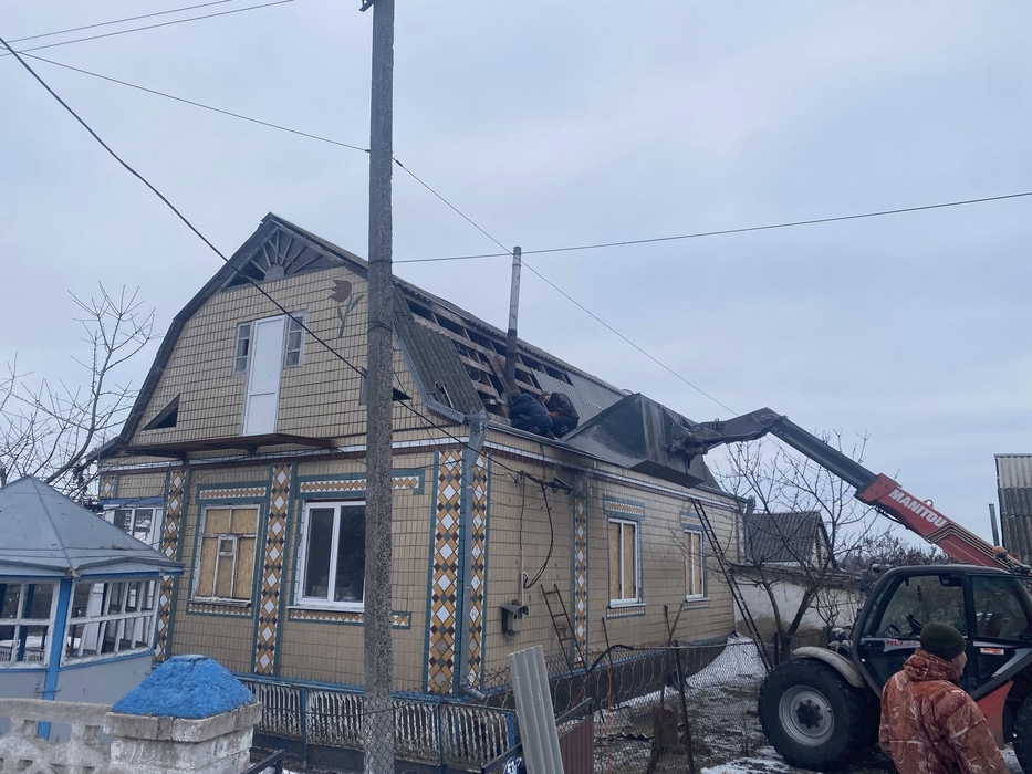 Ремонтують пошкоджений обстрілом будинок у Новоархангельській громаді