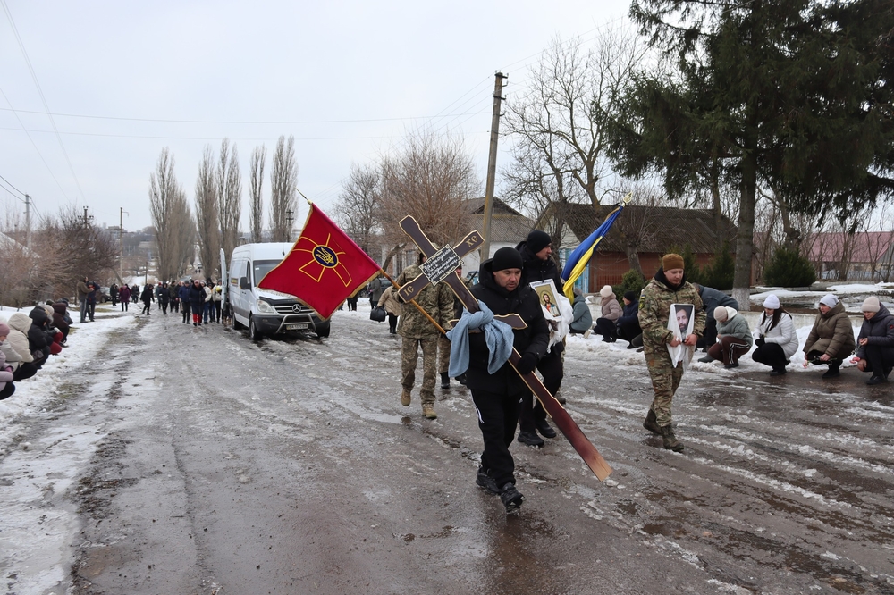 Воїн несе намогильний хрест загиблого Олега Загороднюка з Добровеличківської громади