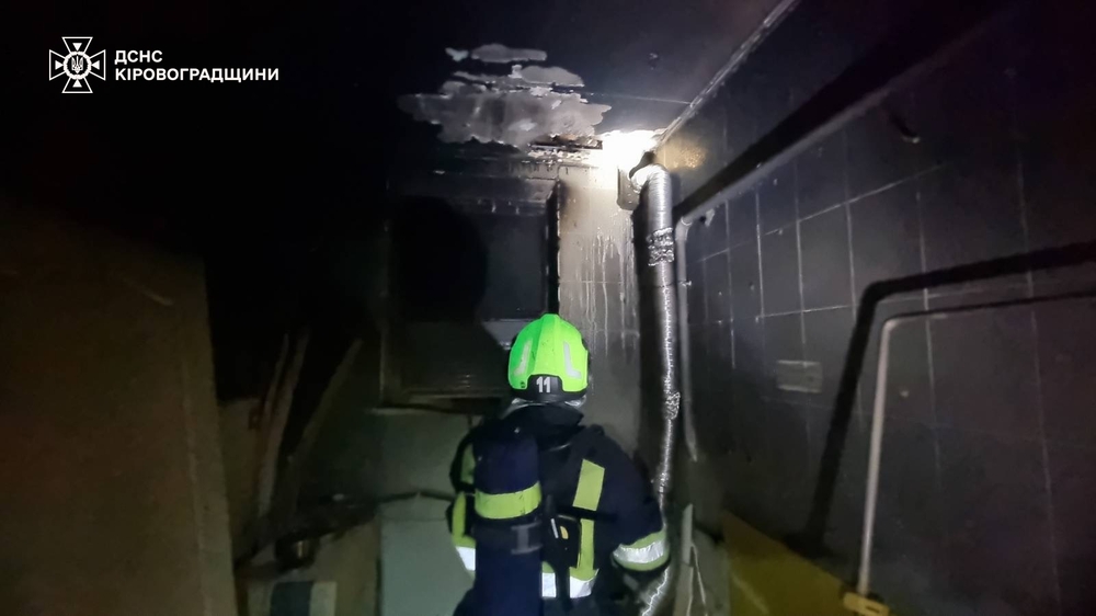 Пожежник стоїть у прибудові до багатоповерхівки, де загорівся генератор