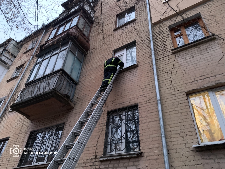 Рятувальник через вікно потрапляє до зачиненої квартири в Кропивницькому