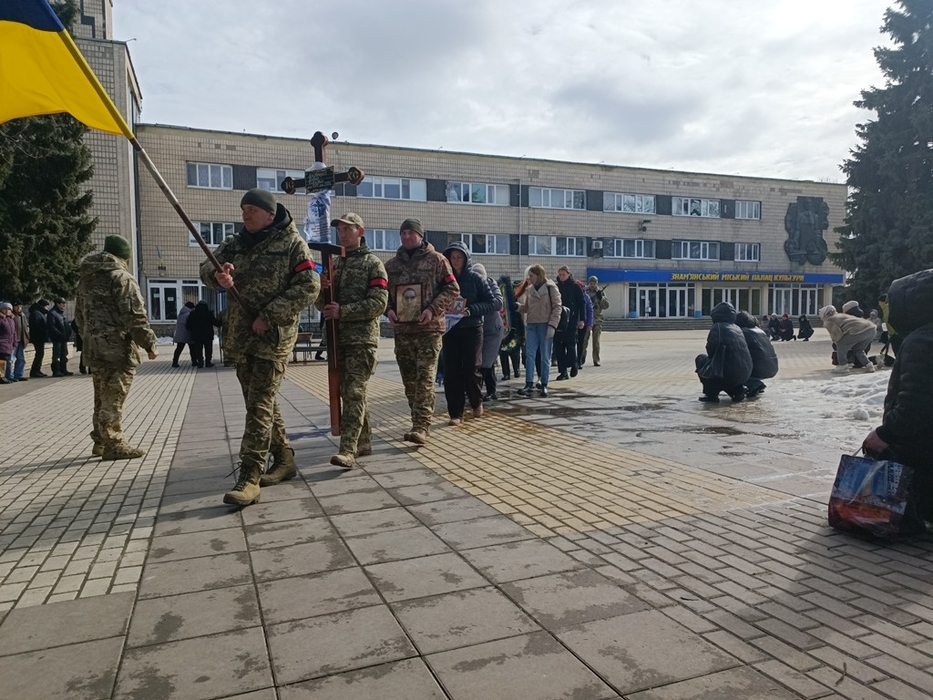 Воїни несуть намогильний хрест загиблого Павла Яковченка зі Знам'янської громади