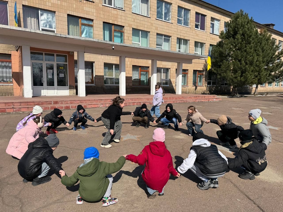 Діти сидять перед ліцеєм у Кропивницькому