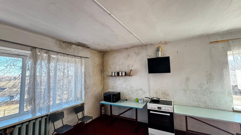 Кухня з пліснявими стінами в прихистку для ВПО