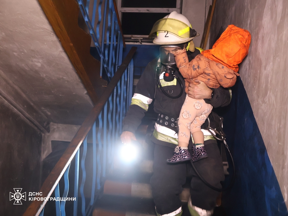 Надзвичайник рятує дитину