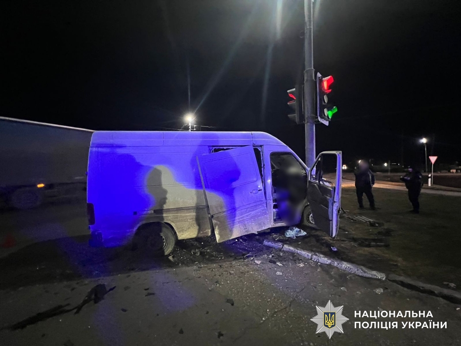 Автомобіль врізався в стовп неподалік Кропивницького