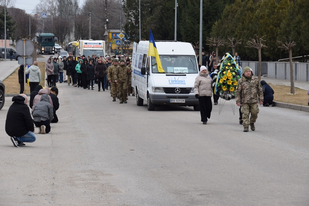 Люди проводжають траурний кортеж загиблого Романа Ковтуна