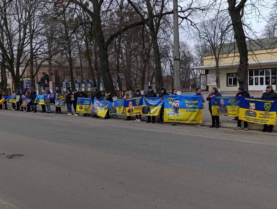 Люди з прапорами зібралися на акцію-нагадування