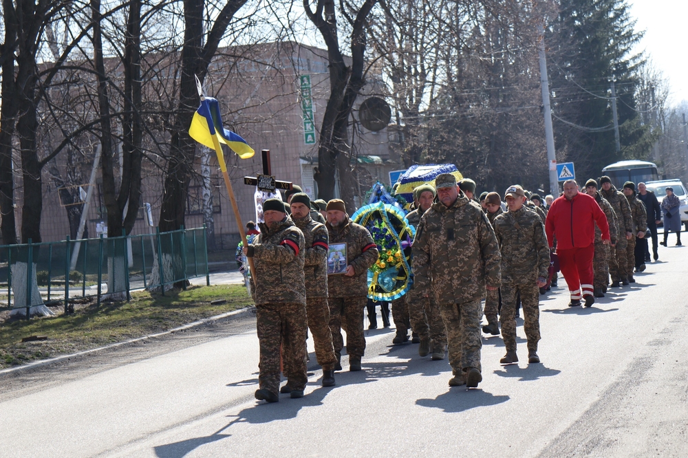 Воїни несуть намогильний хрест загиблого Дмитра Гарусова