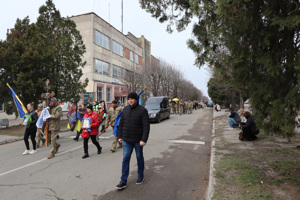 Люди супроводжують траурний кортеж загиблого Вадима Куцого