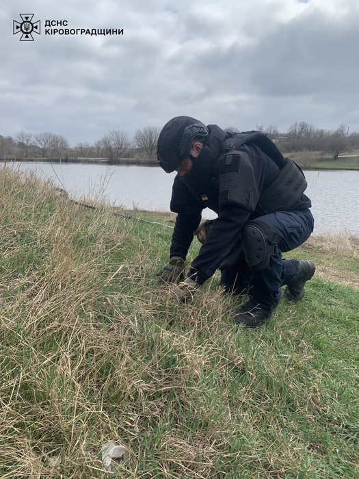 Сапер ДСНС знешкоджує гранату
