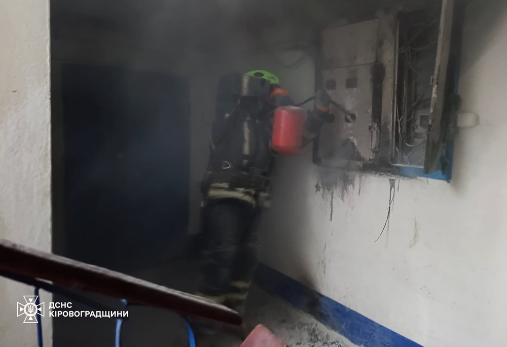 Пожежник гасить займання електролічіиьників