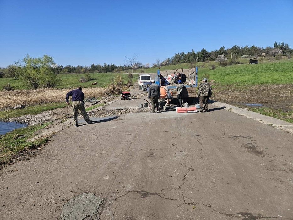 Комунальники ремонтують аварійний міст в Устинівській громаді