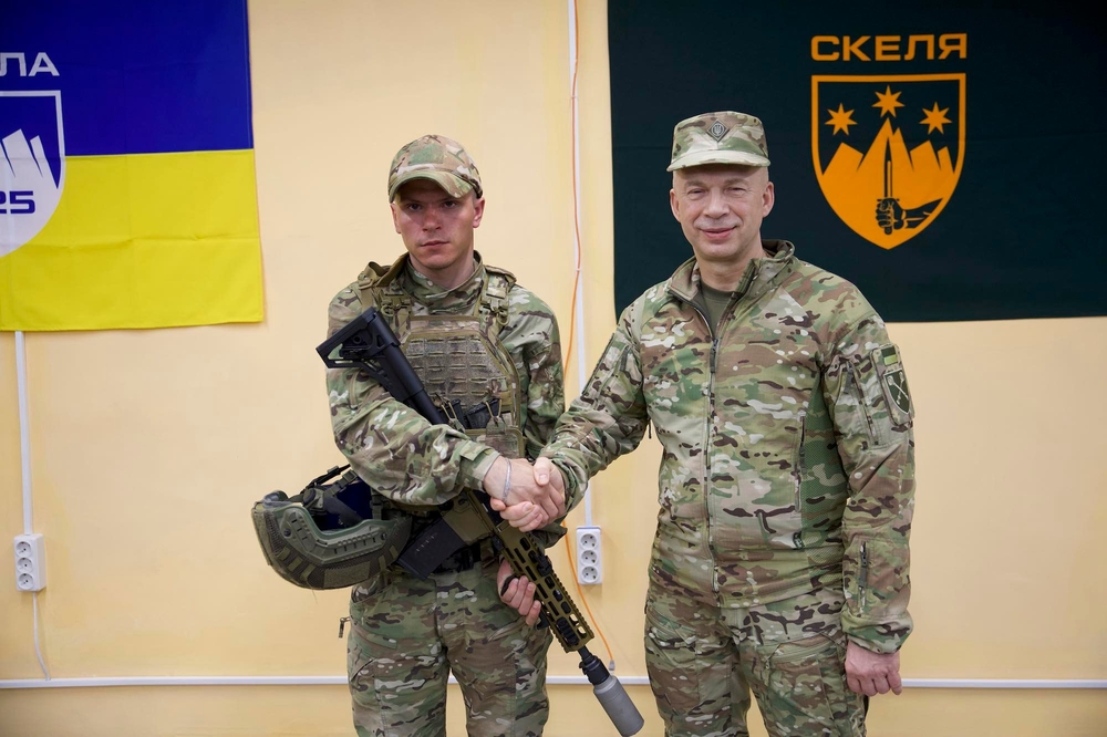 Олександр Сирський тисне руку знам'янчанину Сергію Пугачу