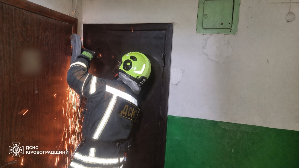 Рятувальник відчиняє двері квартири