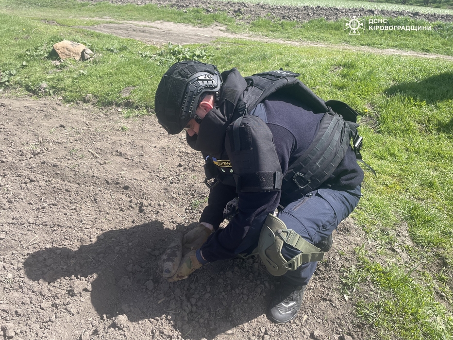 Сапер ДСНС тримає в руках мінометну міну