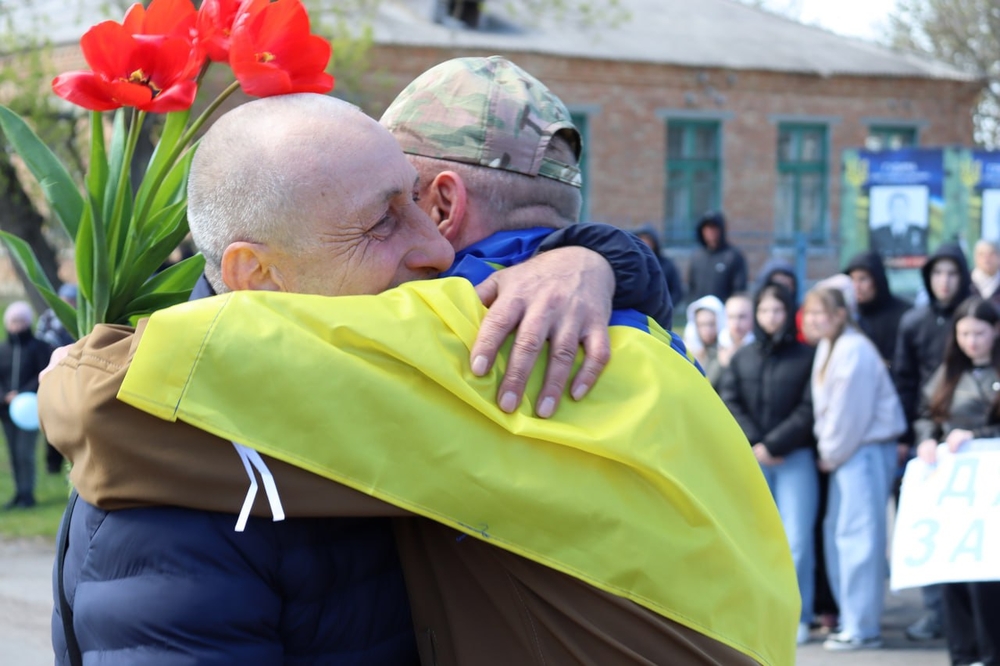 Чоловік обіймає звільненого з полону Віктора Короткого з Кіровоградщини