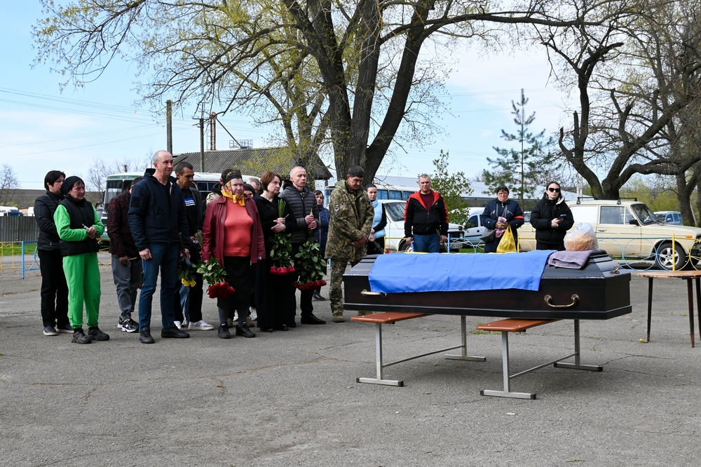 Люди стоять біля труни загиблого Сергія Радіонова