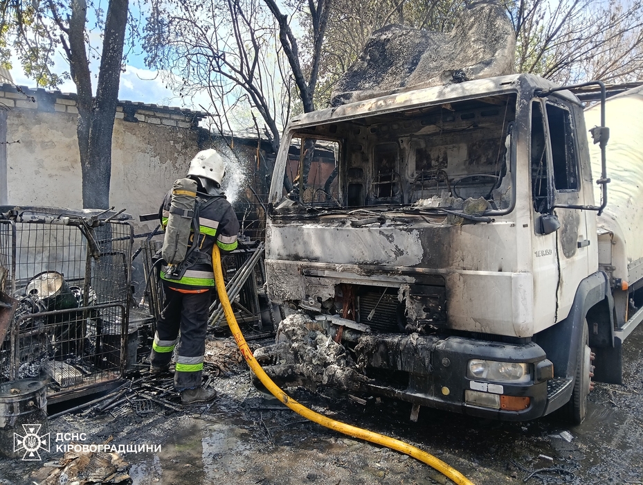 Рятувальник гасить пожежу вантажівки