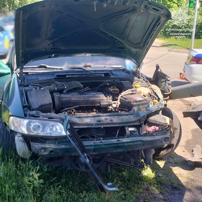 Водій Opel Vectra у Кропивницькому не впорався з керуванням та врізався у світлофор.