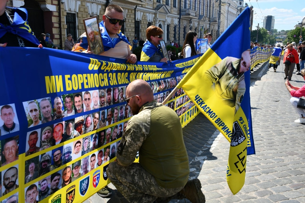 На центральній площі Кропивницького відбулася масштабна акція-нагадування на підтримку українських захисників та захисниць.
