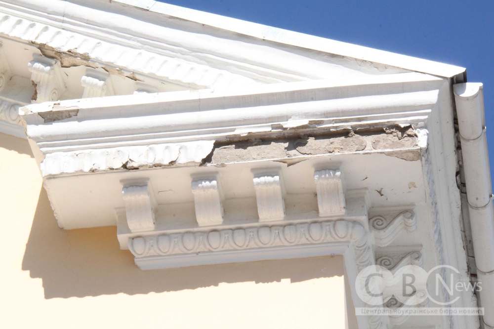 Пошкоджений фасад Кіровоградської обласної філармонії