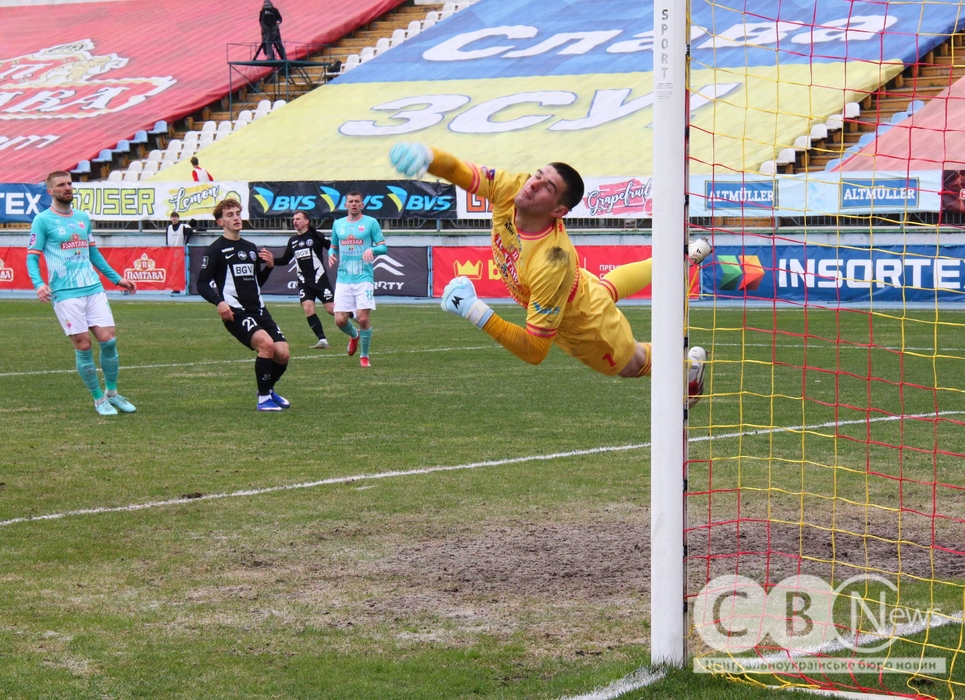 Воротар намагається відбити м'яч, що летить у ворота