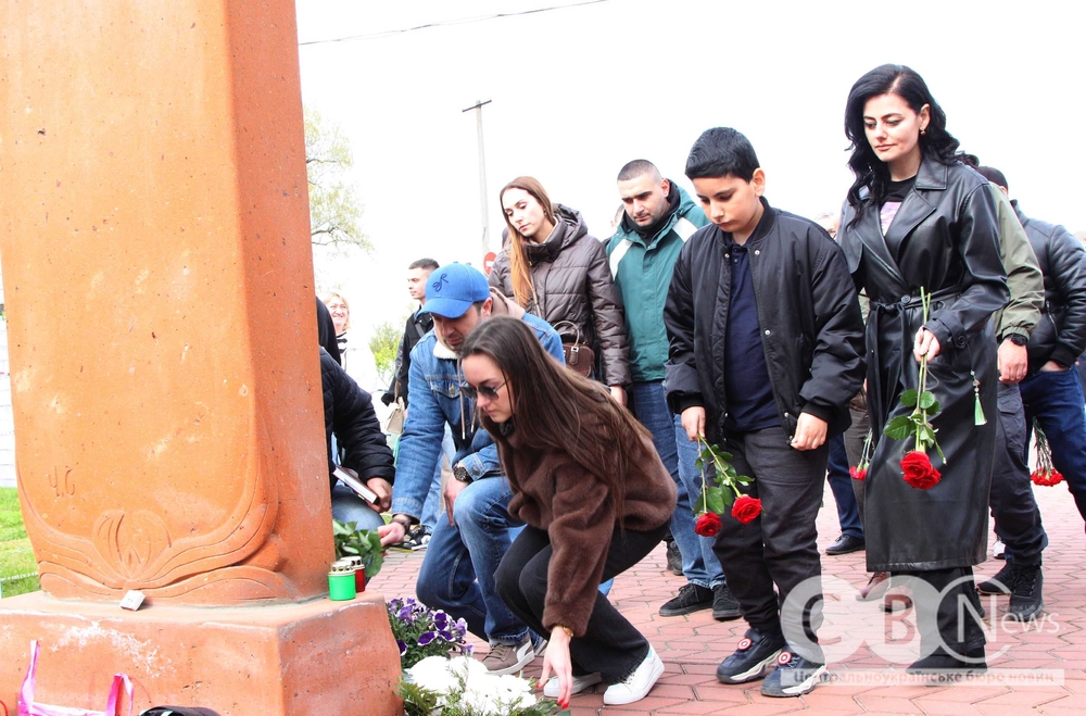 Люди кладуть квіти до пам’ятного знаку «Хачкар» у Кропивницькому