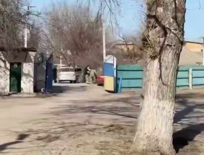 Скриншот відео де видно автівки та людей