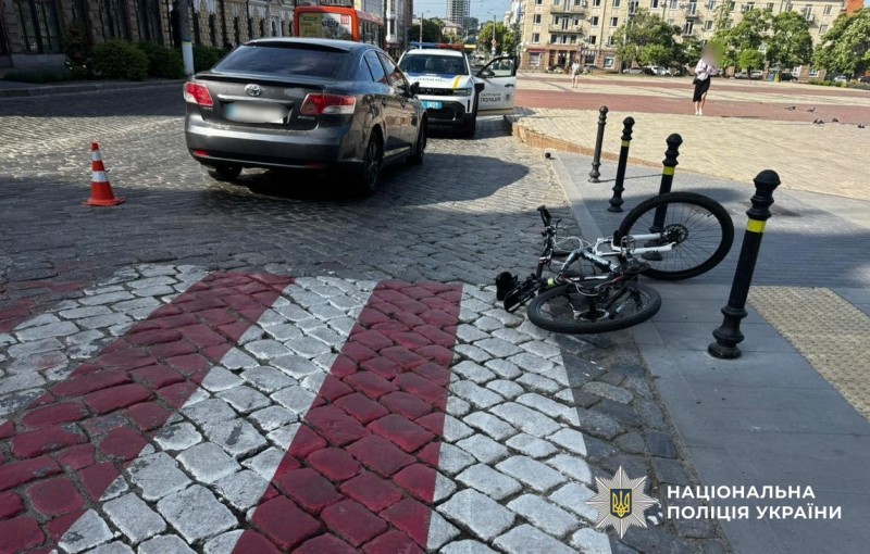 Дорожньо-транспортна пригода за участю автомобіля та велосипедиста.