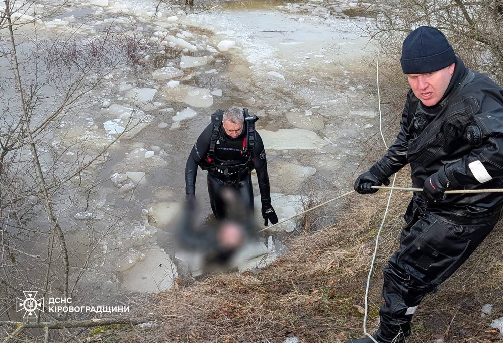 Рятувальники дістають тіло чоловіка з водойми 