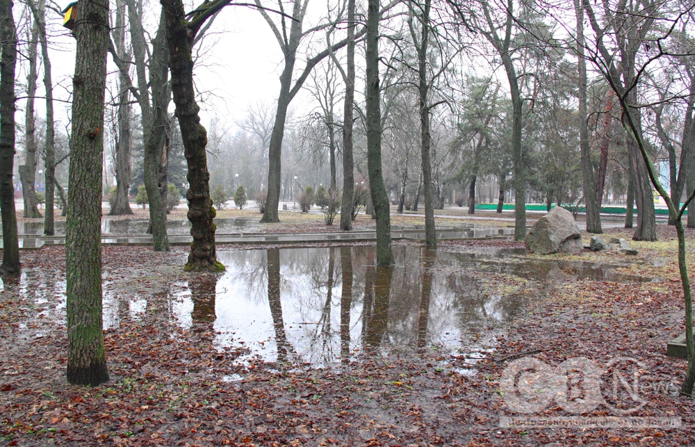 Фото зимової відлиги, калюжі та відображення хмарного неба