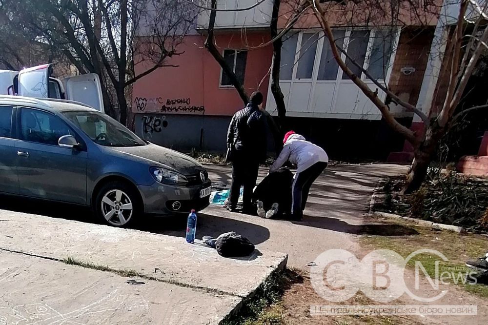 Люди зібралися навколо тіла померлого чоловіка