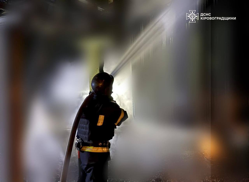 Пожежники гасять займання на місці обстрілу 