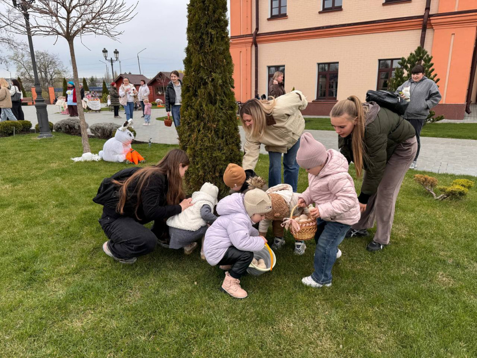Діти шукають сюрпризи під час бебі-полювання