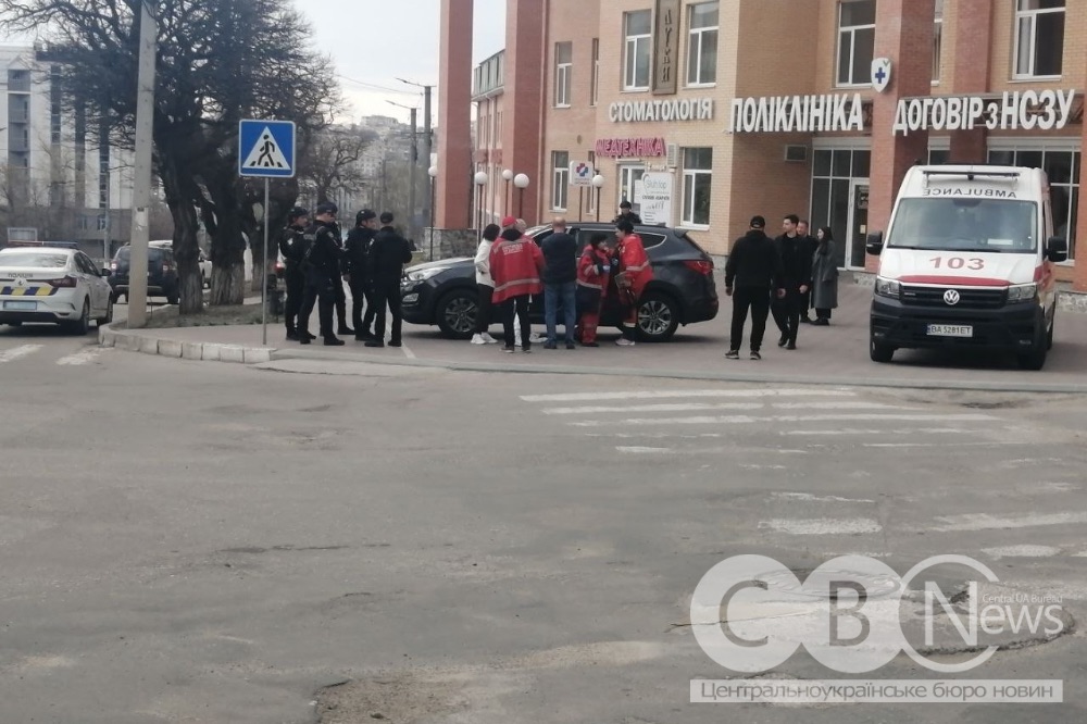 Медики, поліція, швидка та автомобіль на місці події біля "Ацинусу"