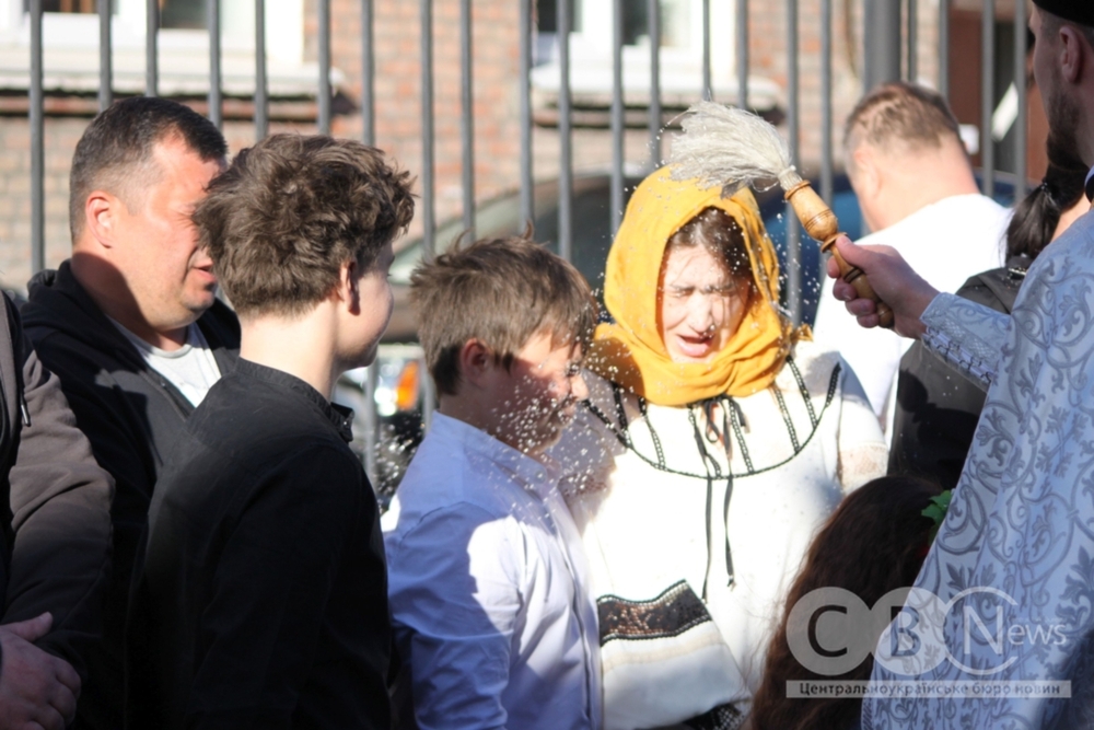 Священник проводить Великодню службу