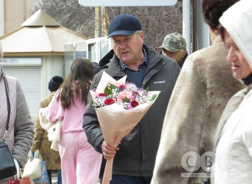 У Кропивницькому чоловік тримає букет квітів у руках