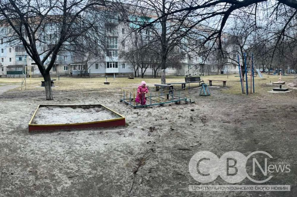 Фото занедбаного дитячого майданчика