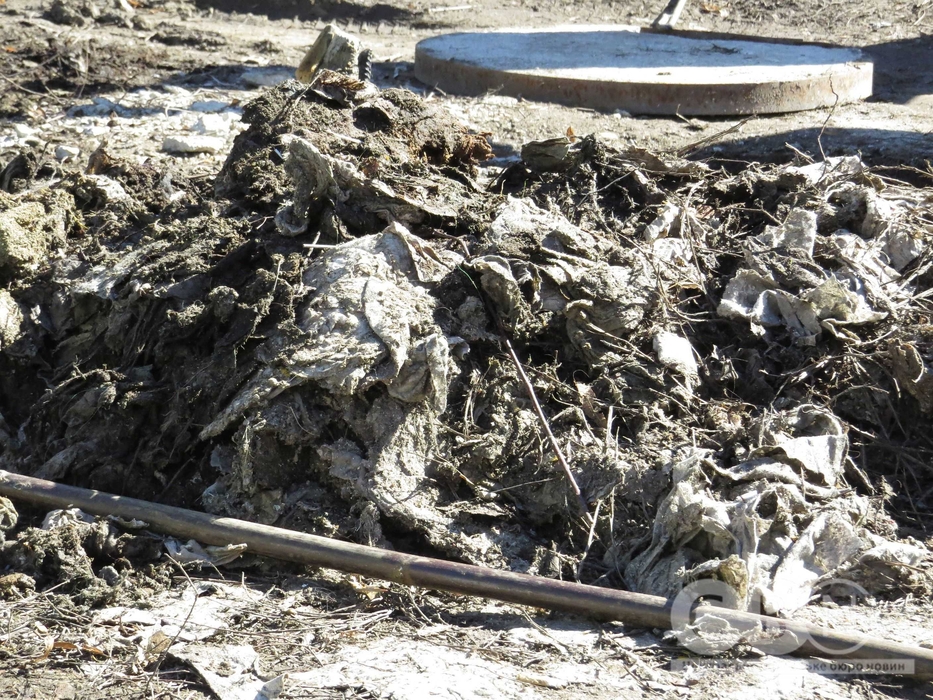 Сміття, яким забилася каналізація по вулиці Героїв України в Кропивницькому