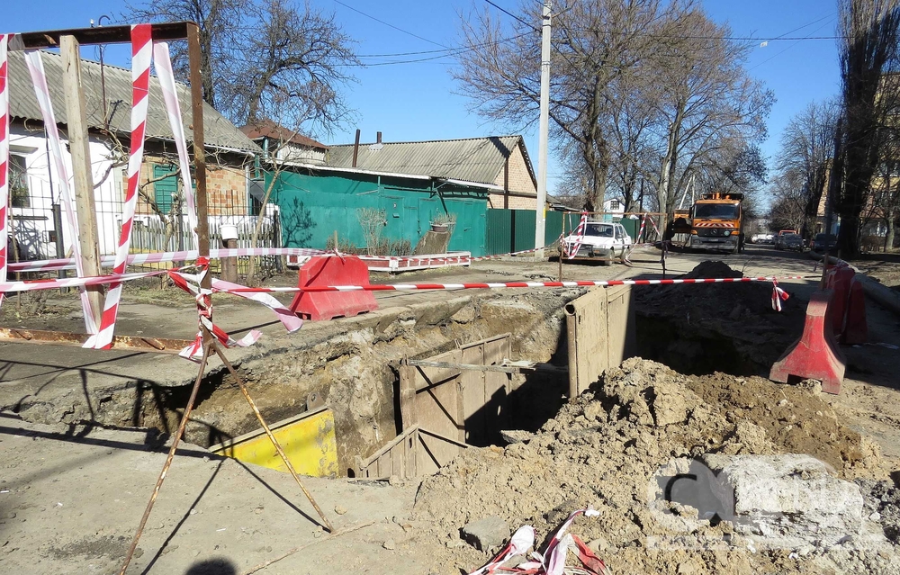 Розкопана ділянка, де зруйнувався каналізаційний колектор у Кропивницькому
