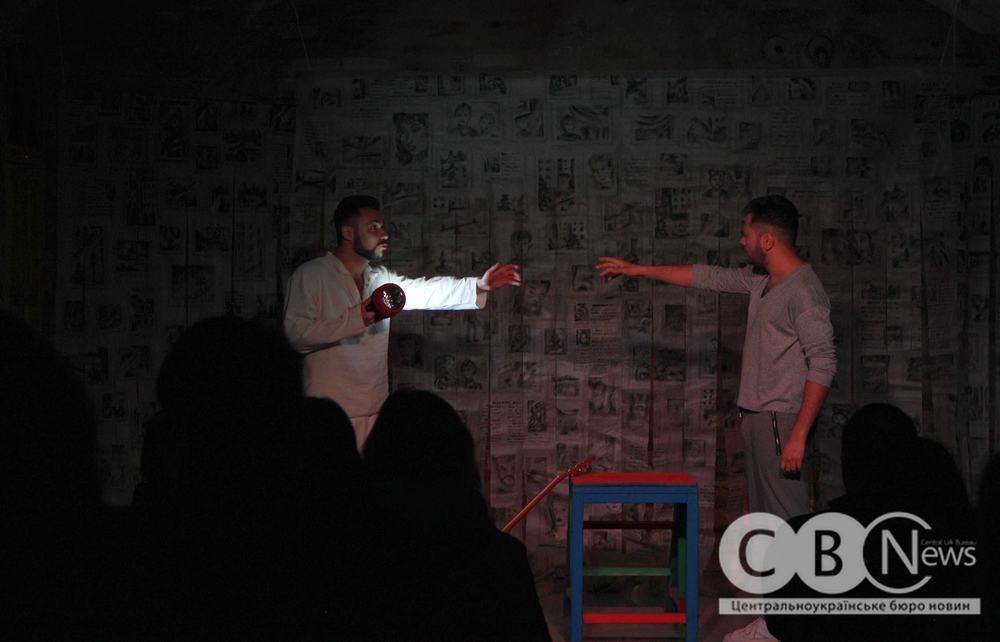 фото виставки у театрі