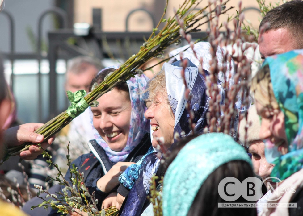 Люди освячують вербові гілочки у храмі в Кропивницькому