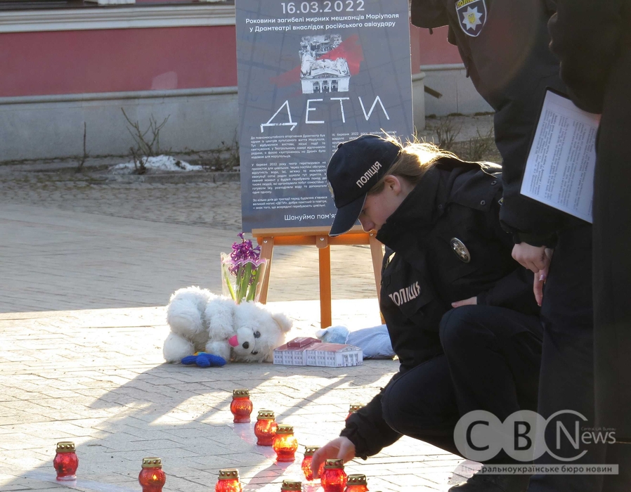 Курсантка запалює свічку на заході пам'яті