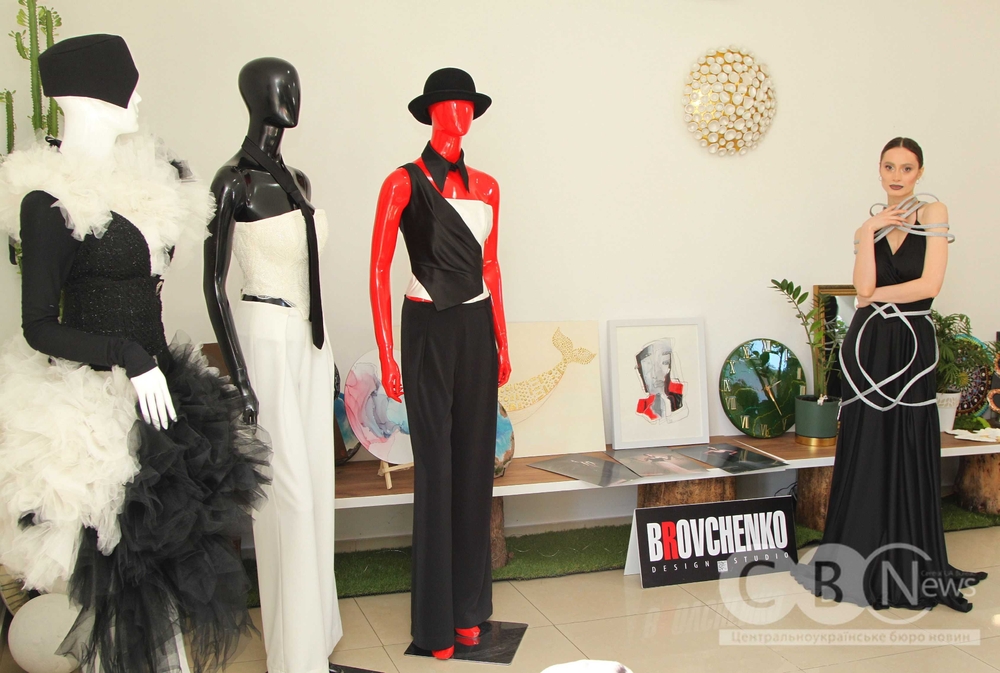 Три образи з колекції Ірини Бровченко і поруч стоїть модель у Кропивницькому