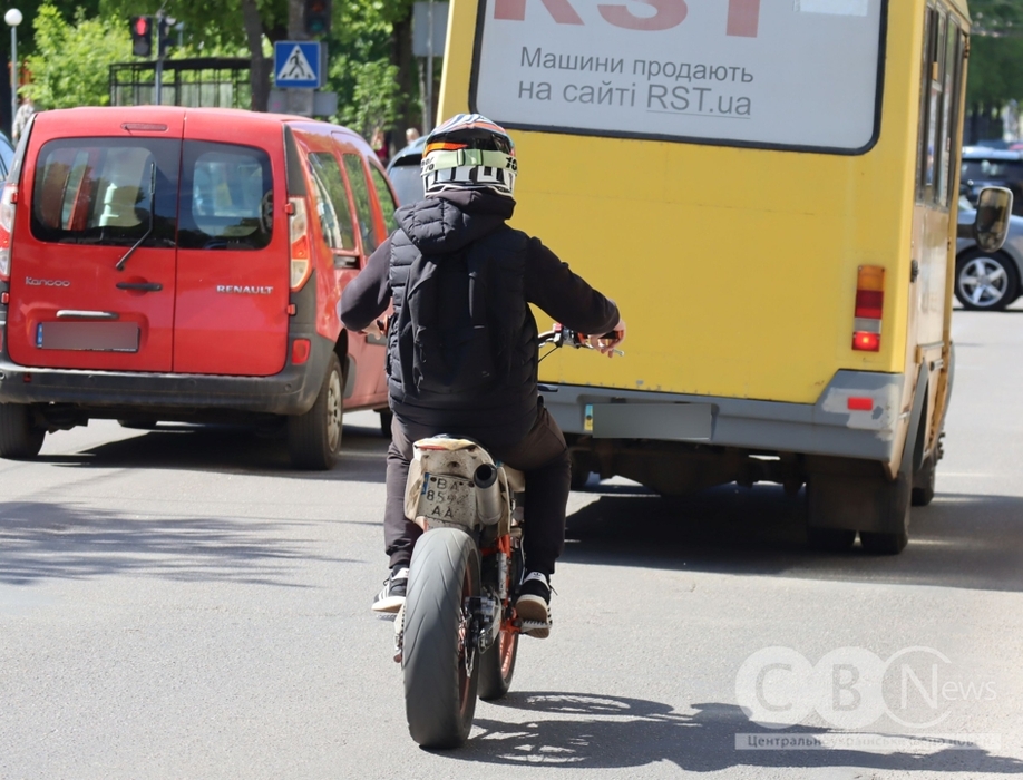 Мотоциклість їде вулицею у Кропивницькому